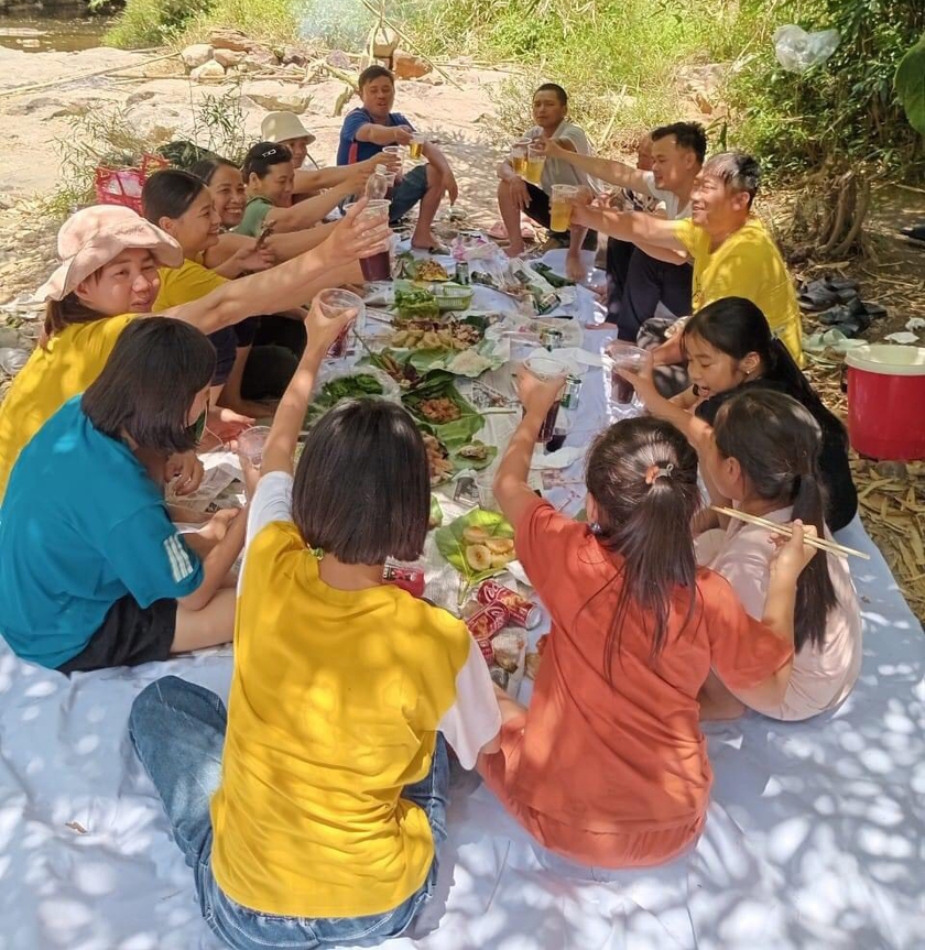 Ngoài ra, khi đến đây du khách có thể mang theo thức ăn, đồ uống chế biến sẵn để cùng gia đình, bạn bè tổ chức bữa tiệc nhỏ giữa núi rừng hoang sơ.