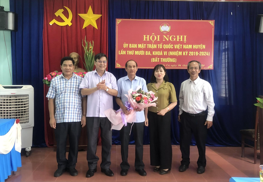 Ông Huỳnh Xuân Thạnh (giữa) giữ chức Chủ tịch Ủy ban MTTQ Việt Nam huyện Đức Cơ. Ảnh: Ngọc Anh