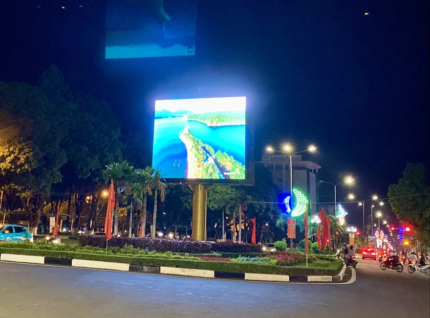 Bảng tin điện tử công cộng cỡ lớn bằng màn hình LED của thành phố Pleiku tại ngã ba Hoa Lư (TP. Pleiku). Ảnh: Hà Duy