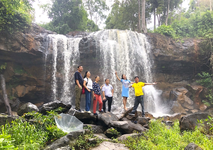 Dịp nghỉ lễ 30-4 và 1-5, thác Hang Dơi (thị trấn Kbang) thu hút đông đảo du khách đến tham quan. Ảnh: Ngọc Minh