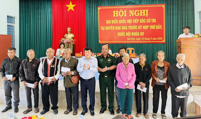 Đoàn đại biểu Quốc hội tỉnh Gia Lai tặng quà cho các gia đình chính sách, người có công của huyện Đak Đoa. Ảnh: Trần Dung