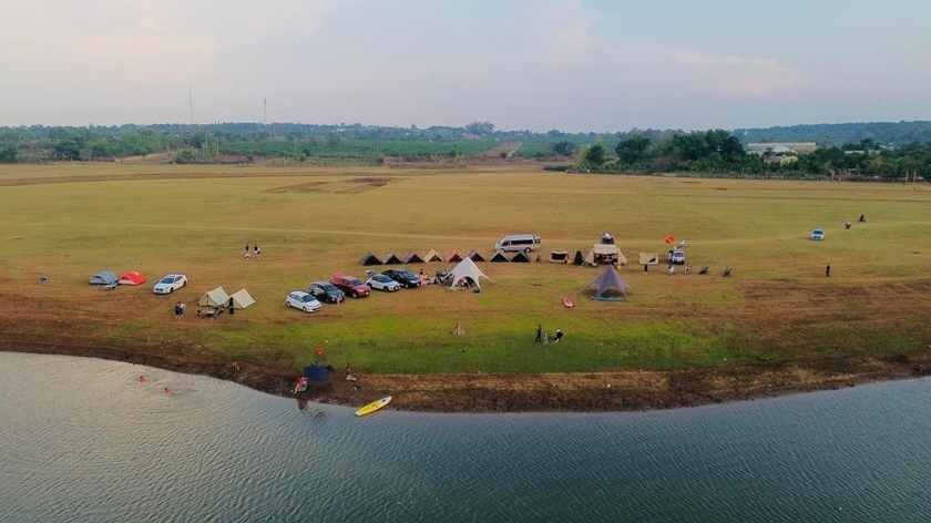 Một điểm cắm trại tại bãi bồi thuộc hồ B-khu vực Biển Hồ. Ảnh: Nguyễn Vũ Nhân