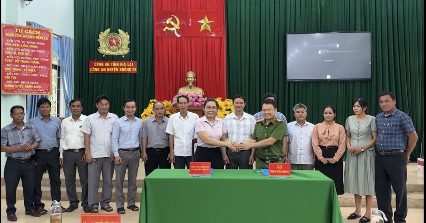Lãnh đạo Công an huyện và Phòng Giao dịch Ngân hàng chính sách xã hội huyện Krông Pa ký kết quy chế phối hợp. Ảnh: Quang Ngọc