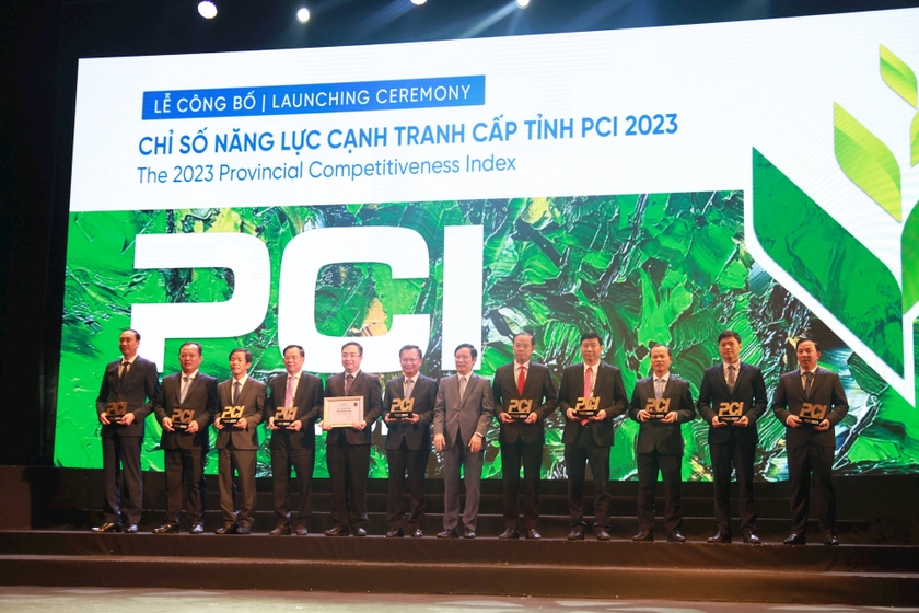 Ông Phạm Tấn Công-Chủ tịch VCCI trao Cúp và Chứng nhận PCI năm 2023 cho đại diện lãnh đạo các tỉnh có Chỉ số PCI cao. Ảnh: Internet
