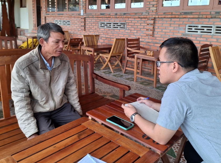 Một giáo viên Trường TH và THCS Phan Bội Châu phản ánh với phóng viên nhà trường chậm chi trả tiền thừa giờ. Ảnh: T.D