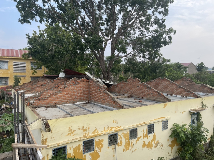 Tốc mái tôn khu nhà ở giáo viên Trường Tiểu học và THCS Chơ Glong (xã Chơ Glong, huyện Krông Chro) ngày 3-5 vừa qua. Ảnh: Lê Nam