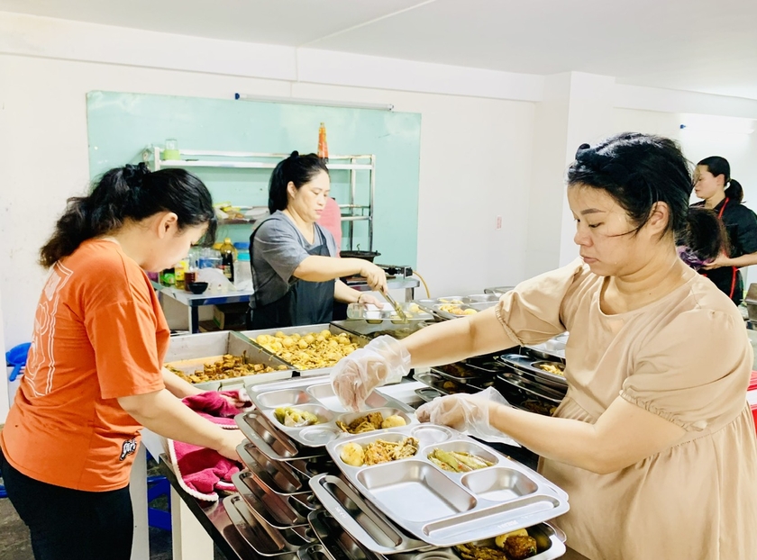 Bếp ăn thiện nguyện 2K Thị Huy tổ chức vào các buổi trưa thứ 2 đến thứ 6 hàng tuần, mỗi buổi từ 250 đến 300 suất ăn. Ảnh: Như Nguyện