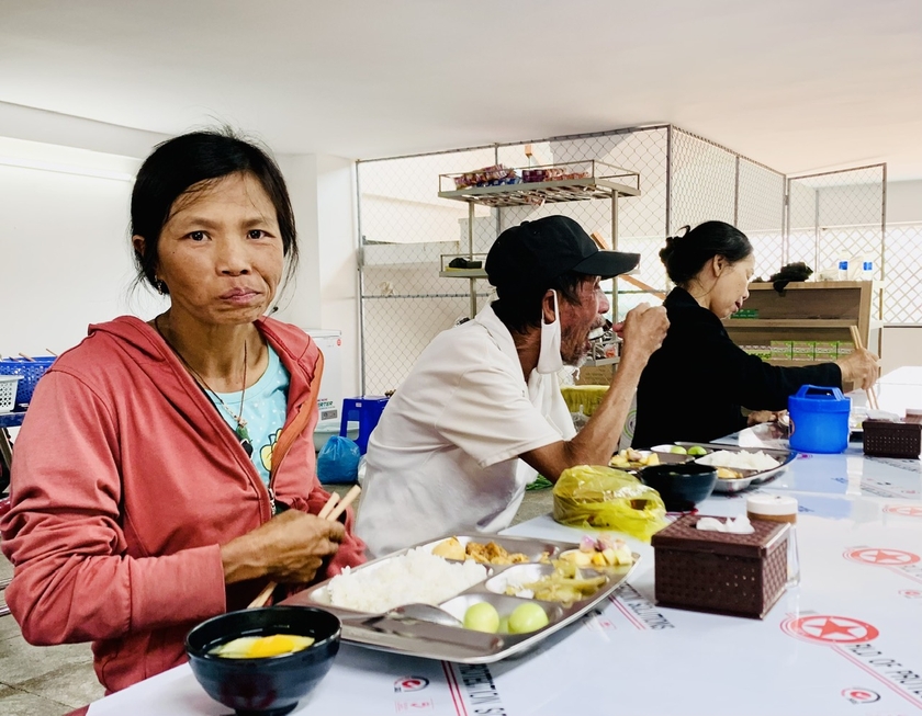 Bếp ăn thiện nguyện 2K Thị Huy đã mang lại những phần cơm đủ dinh dưỡng cho các bệnh nhân, người nghèo, khó khăn trên địa bàn tỉnh. Ảnh: Như Nguyện