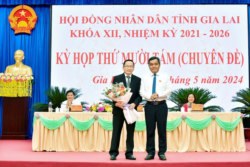 Chủ tịch HĐND tỉnh Hồ Văn Niên tặng hoa chúc mừng ông Lý Minh Thái-Giám đốc Sở Y tế trúng cử Ủy viên UBND tỉnh Gia Lai khóa XII (nhiệm kỳ 2021-2026). Ảnh: Đức Thụy