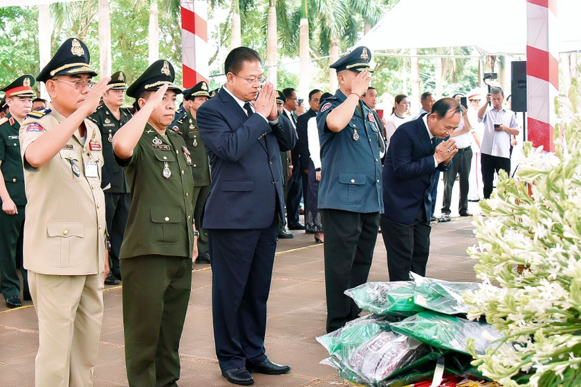 Đại diện lãnh đạo Quân đội Hoàng gia Campuchia và các tỉnh Đông Bắc Campuchia dâng hoa, dâng hương các liệt sĩ. Ảnh: Đức Thụy