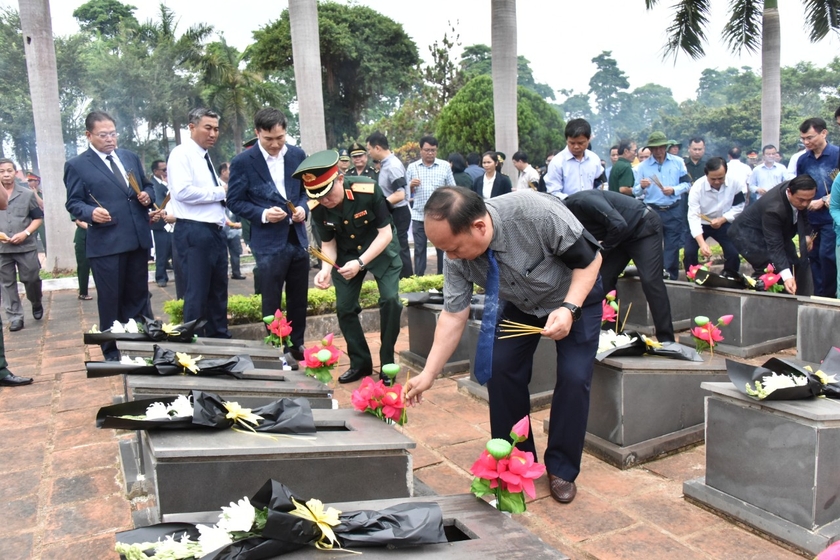 Phó Bí thư Tỉnh ủy Rah Lan Chung và các đại biểu thắp nhang cho các phần mộ liệt sĩ. Ảnh: Đức Thụy