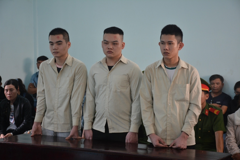 3 đối tượng Kha, Hậu và Huy (từ trái qua) tại phiên tòa.Ảnh: R.H