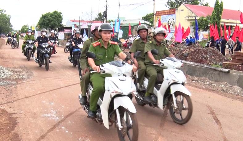 Các đại biểu tham gia diễu hành hưởng ứng Tháng hành động phòng-chống ma túy năm 2023. Ảnh: Thanh Tịnh