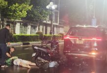 
 Pleiku: Xe máy tông vào đuôi xe ô tô con trên đường Nguyễn Tất Thành khiến 1 người bị thương nặng

