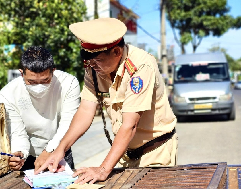 Công an TP. Pleiku xử lý trường hợp lái xe dừng, đỗ xe không đúng quy định. Ảnh: Minh Phương
