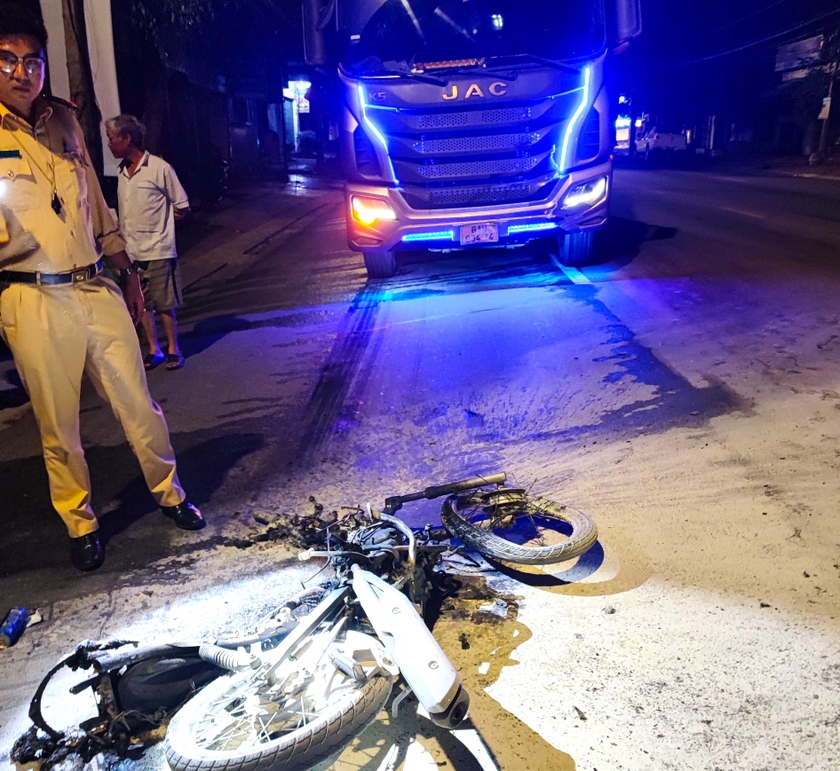 Vụ tai nạn giao thông trên địa bàn thị xã An Khê làm một người bị thương nặng, xe mô tô bốc cháy. Ảnh: Minh Tuấn