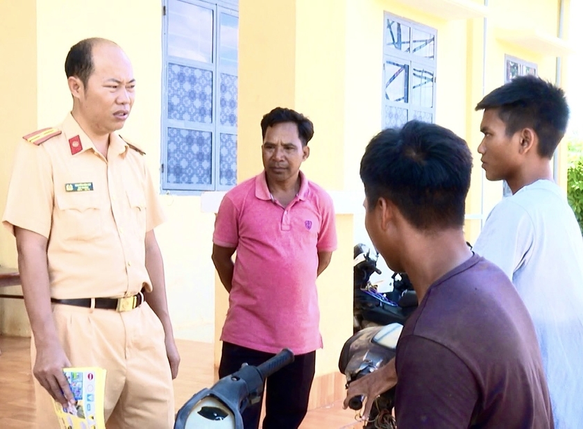 Lực lượng Cảnh sát giao thông phối hợp người uy tín tại thị trấn Nhơn Hòa tuyên truyền, giáo dục, nhắc nhở các thanh-thiếu niên thường xuyên có biểu hiện vi phạm các quy định về an toàn giao thông. Ảnh: Minh Phương