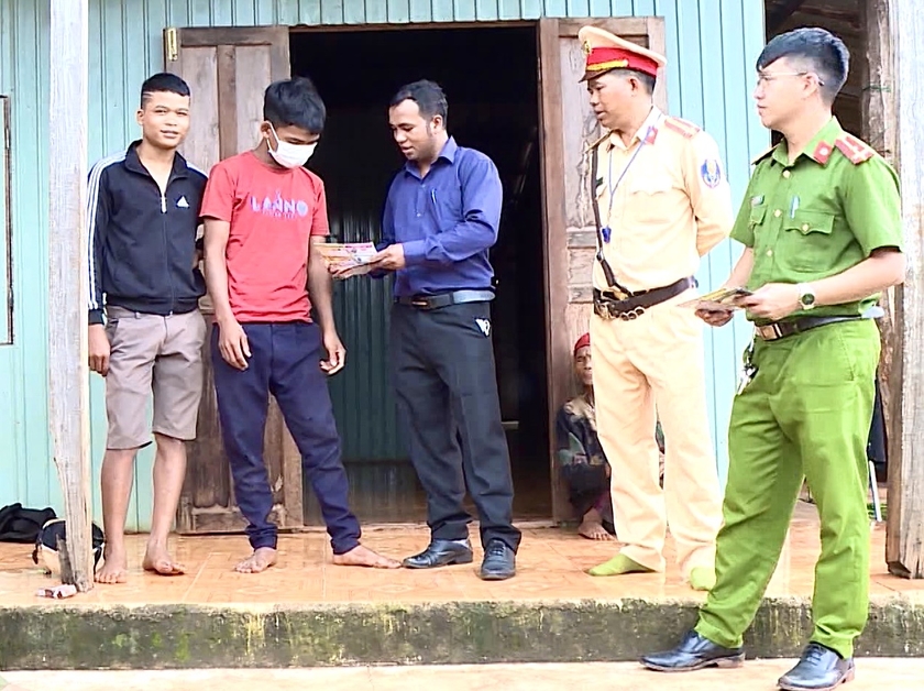 Công an huyện Chư Pưh tăng cường tuyên truyền, phổ biến, giáo dục các quy định về ATGT tại các thôn, làng trên địa bàn. Ảnh: Minh Phương