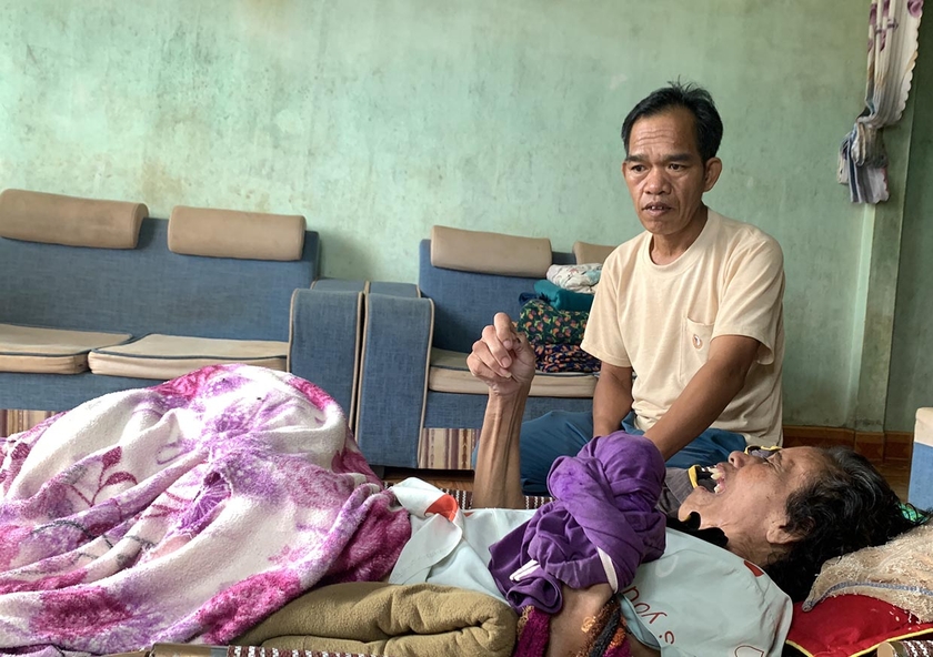 Dù đang mắc bệnh nhưng ông Siu Nam vẫn cố gắng chăm sóc người vợ nằm liệt giường. Ảnh: R.H