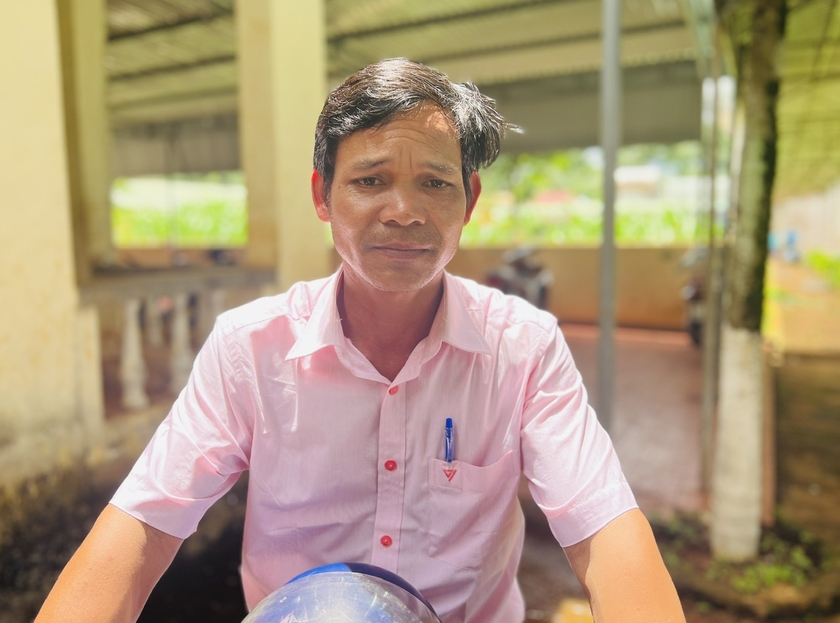 Ông Klin (làng Mông Yố, xã Ia Mơ Nông, huyện Chư Păh) đã kiên trì ôn tập để tham gia kỳ thi THPT quốc gia năm 2024. Ảnh: Đinh Yến