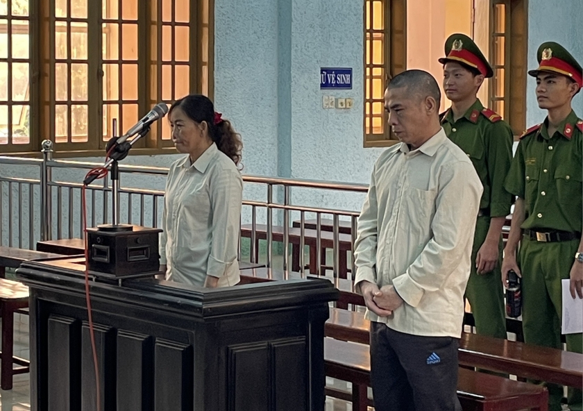 2 bị cáo từ trái qua gồm: Nguyễn Thị Kim Ngọc và Thạch Văn Binh bị đưa ra xét xử cùng về tội &quot;Lưu hành tiền giả&quot;. Ảnh: Hoàng Lộc