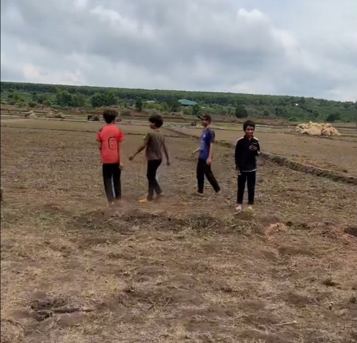 Cánh đồng Khơm, thuộc làng Phăm Kleo Ngol, xã Bar Măih là nơi xuất hiện tin đồn về hiện tượng mặt đất tự phát lửa. Ảnh cắt từ clip.