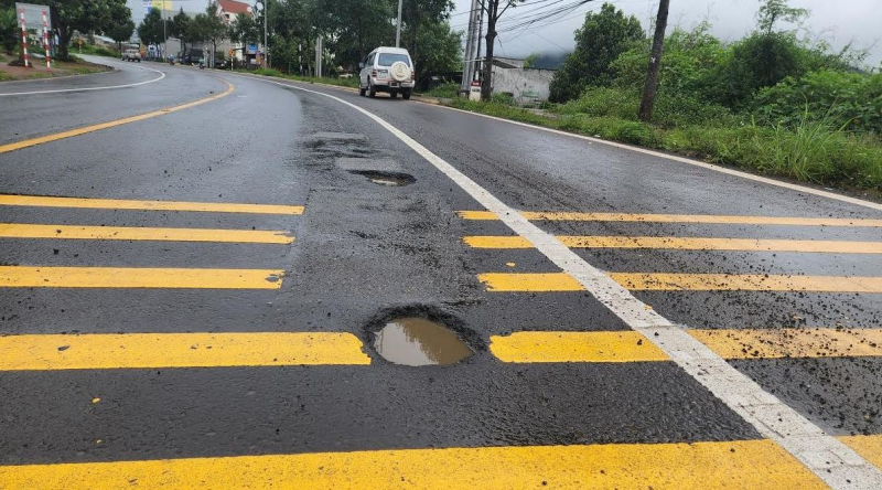 Liên tiếp các điểm hư hỏng, ổ gà tại Km132 - Km133. 3