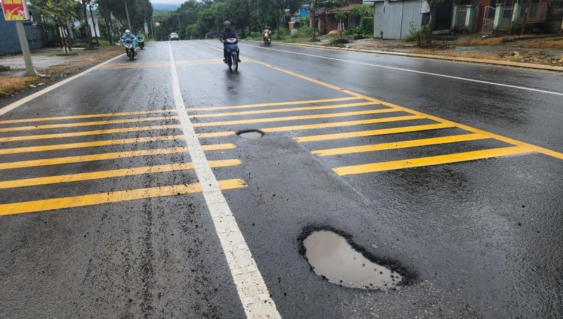 Các hư hỏng tạo thành các ổ gà đọng nước và có xu hướng mở rộng thêm, gây nguy hiểm cho người đi đường. 4