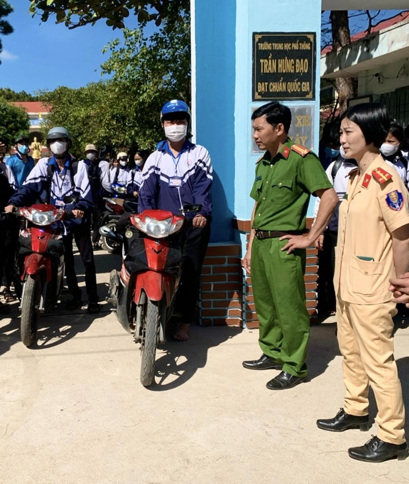 Lực lượng Công an huyện Mang Yang tuyên truyền cho các em học sinh về mô hình “Cổng trường an toàn giao thông”. Ảnh: M.P