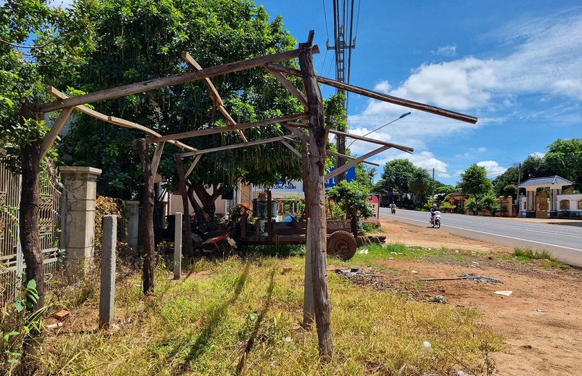 Một trường hợp vi phạm hành lang an toàn giao thông trên quốc lộ 14 đoạn qua xã Ia Le, huyện Chư Pưh. Ảnh: Hoàng Lộc