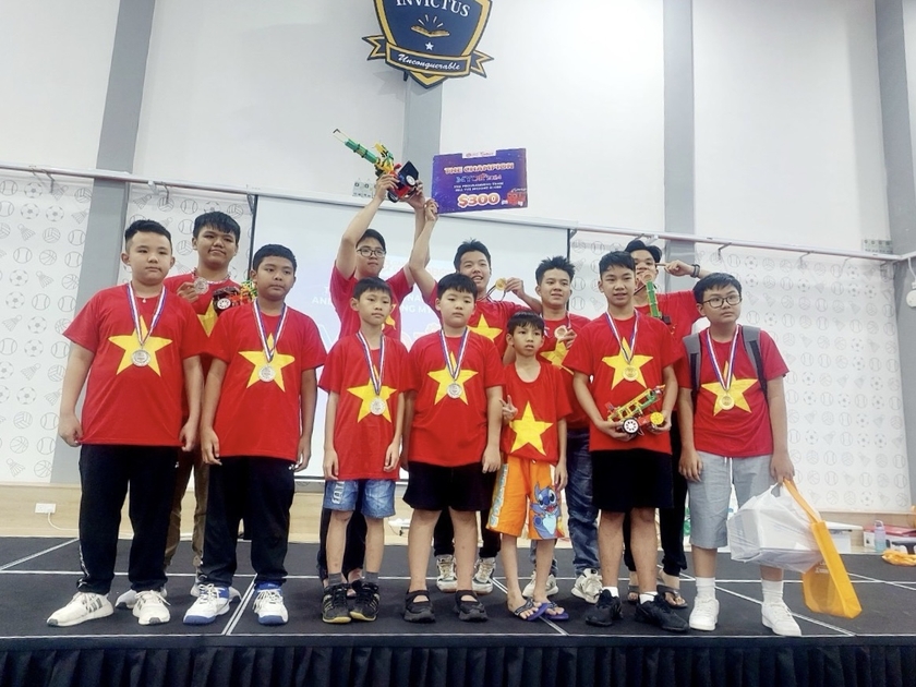 Các đội thi của tỉnh Gia Lai tham gia cuộc thi lắp ráp và lập trình robot ở Malaysia. Ảnh: T.P