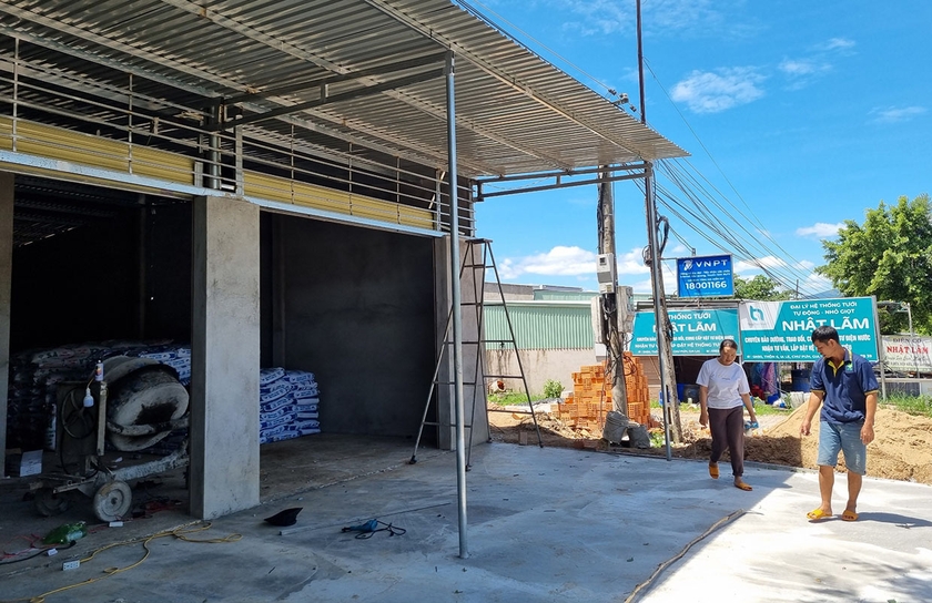 Sau khi bị xử phạt về hành vi lấn chiếm hành lang an toàn giao thông trên quốc lộ 14, hộ ông Lê Văn Sỹ (thôn 6, xã Ia Le) đã tiến hành trả lại hiện trạng ban đầu. Ảnh: H.L