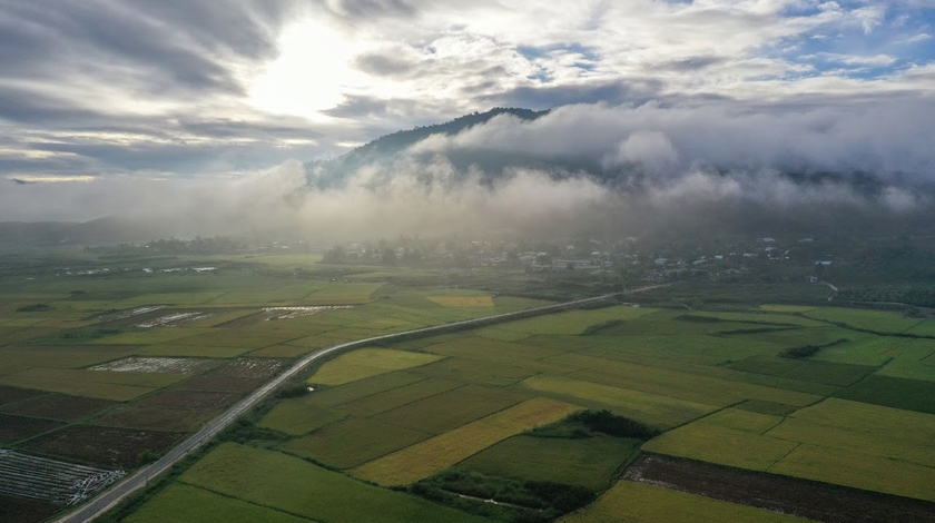 Mây sà xuống cánh đồng Chư Jôr (huyện Chư Păh, tỉnh Gia Lai). Ảnh: Bi Ly