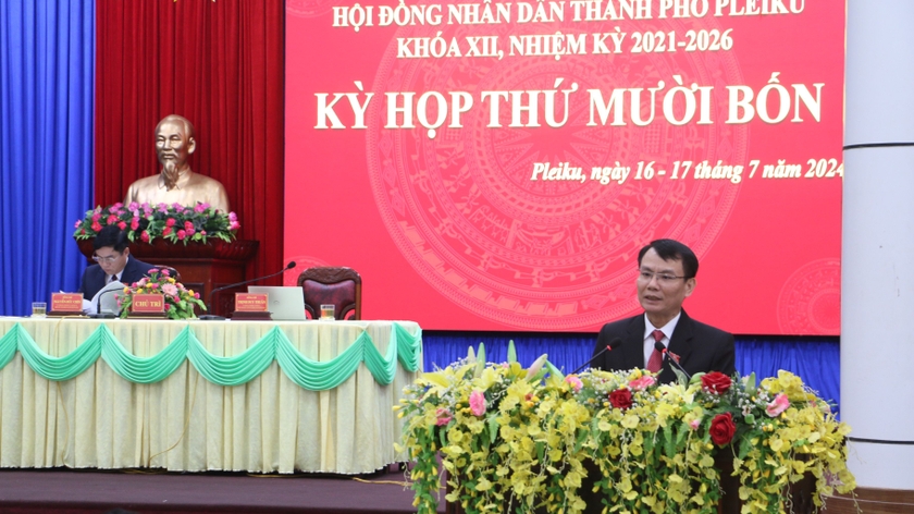 Ông Trịnh Duy Thuân-Ủy viên Ban Thường vụ Tỉnh ủy, Bí thư Thành ủy, Chủ tịch HĐND TP. Pleiku phát biểu khai mạc kỳ họp thứ 14 HĐND thành phố. Ảnh: Quang Tấn