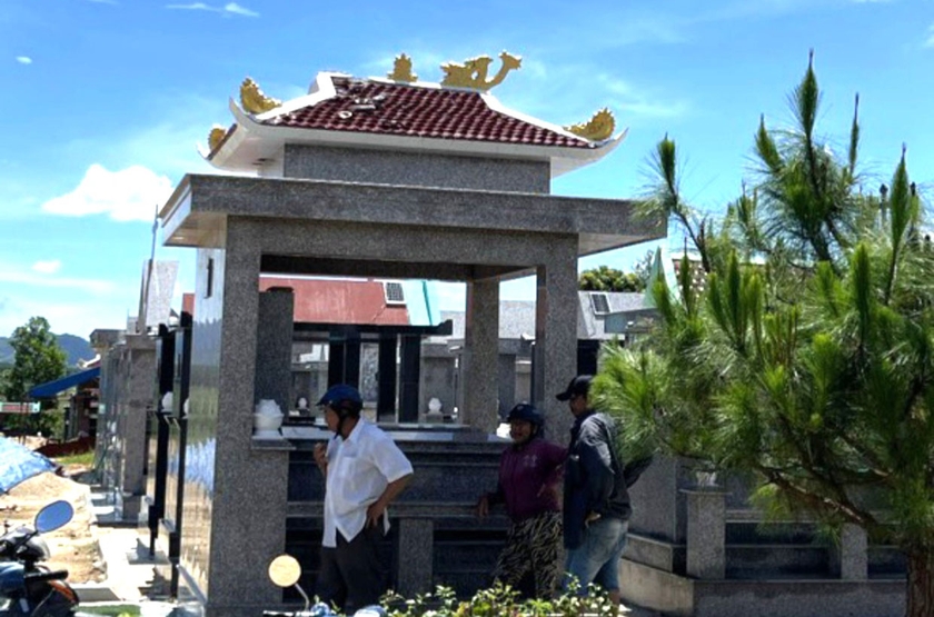 Phần mộ người thân của chị Mai Út Cẩm Trinh tại Nghĩa trang huyện Mang Yang bị kẻ gian đập phá. Ảnh: P.R