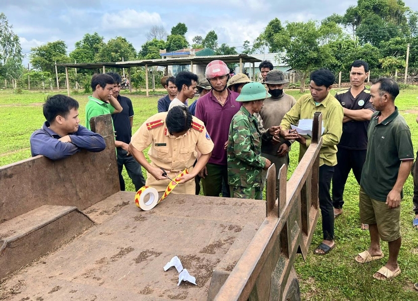 Công an huyện Mang Yang tiến hành dán phản quang cho xe công nông nhằm giảm thiểu tai nạn liên quan đến loại phương tiện này. Ảnh: M.P