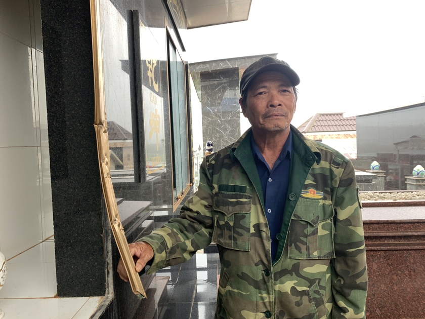 Một mảnh nhôm bị cạy hư hỏng tại một ngôi mộ ở Nghĩa trang TP. Pleiku. Ảnh: R.H