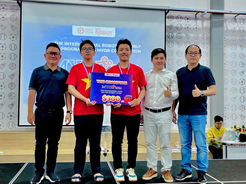 Nhóm thí sinh Võ Văn Phát-Phạm Trần Vĩnh Khang (Trường THPT chuyên Hùng Vương) đạt giải vô địch tại cuộc thi lắp ráp và lập trình robot tại Malaysia. Ảnh: T.P