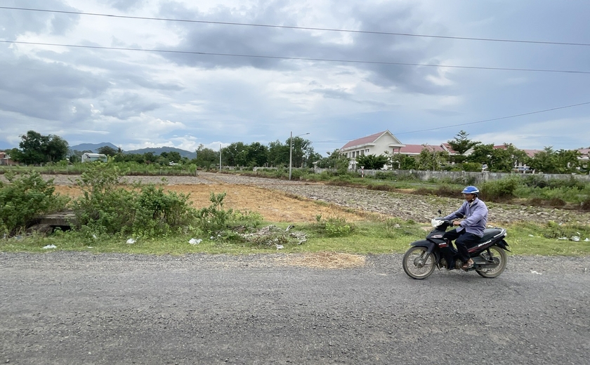 Vị trí triển khai Dự án xây lắp và thiết bị Trường Tiểu học Ngô Quyền hiện vẫn còn là khu đất trống. Ảnh: M.P
