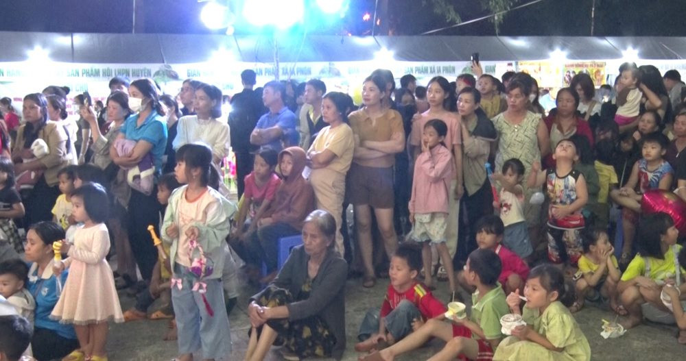 Rất đông người dân có mặt tham gia Hội chợ (ảnh: M.V).