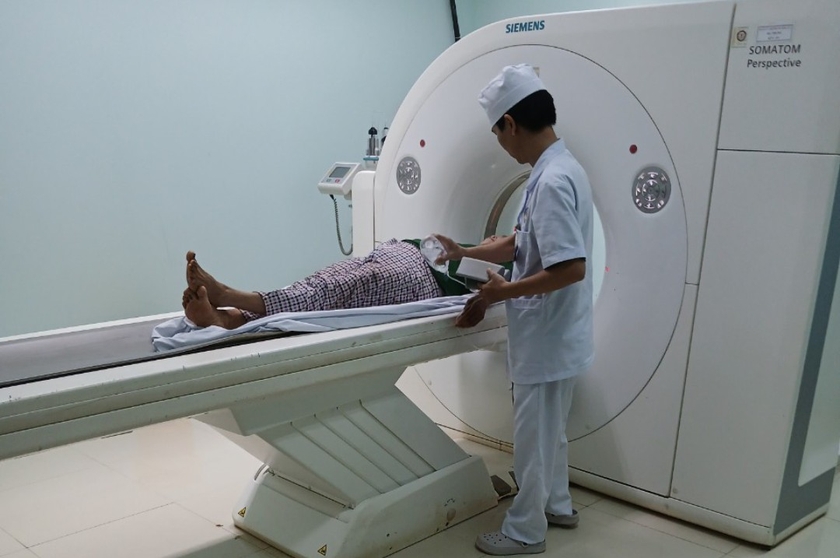 Bác sỹ Bệnh viện Quân y 211 chụp CT toàn phần cơ thể bà Võ Thị Bích. Ảnh: Ngọc Thuận