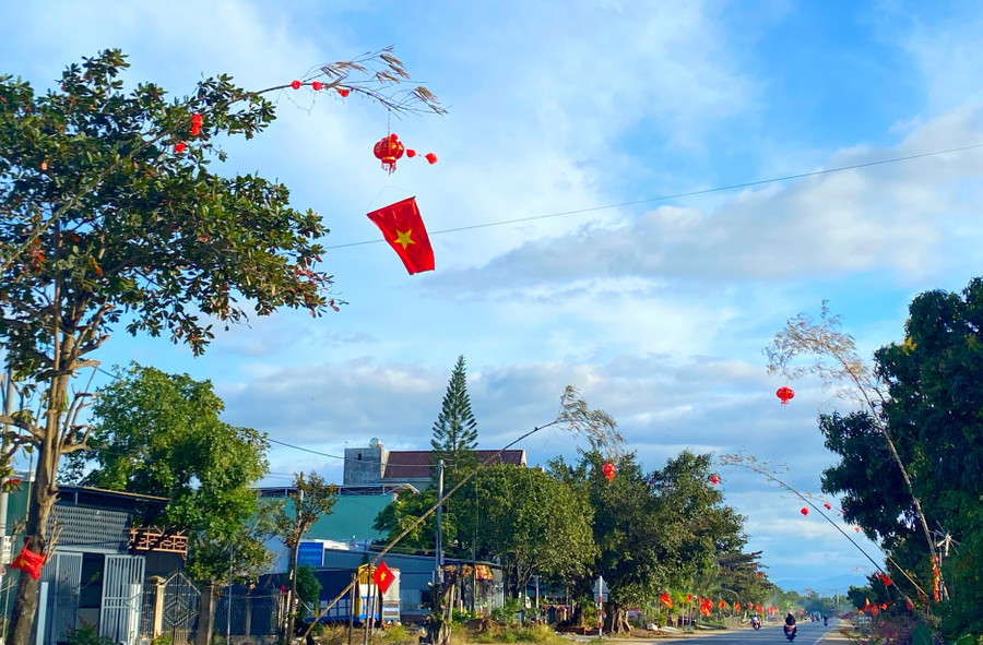 Những cây nêu dài, vươn mình trong gió. Ảnh: L.H img-7302.jpg