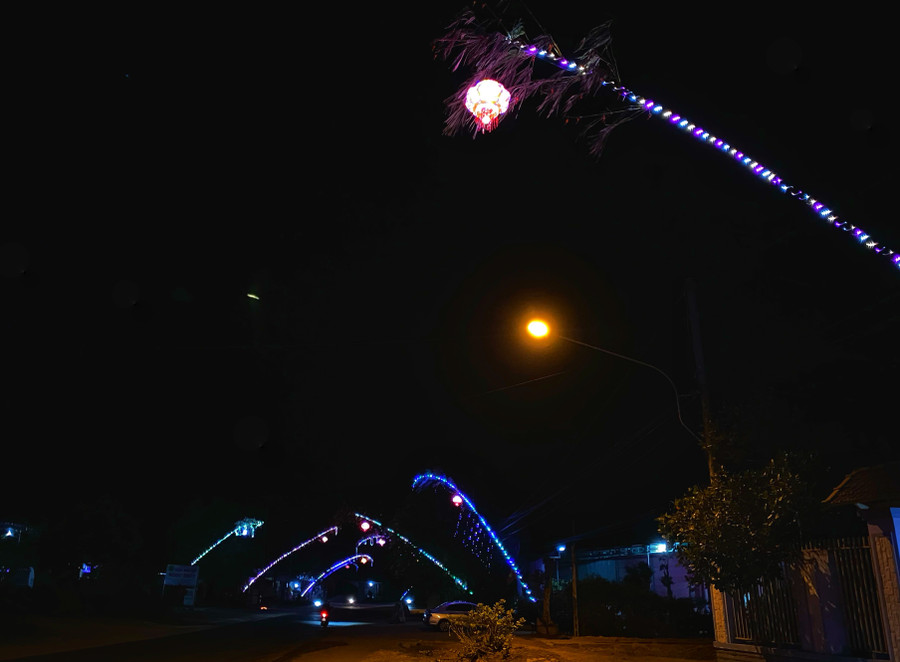 Cung đường nêu khi lên đèn. Ảnh: L.H img-7355.jpg