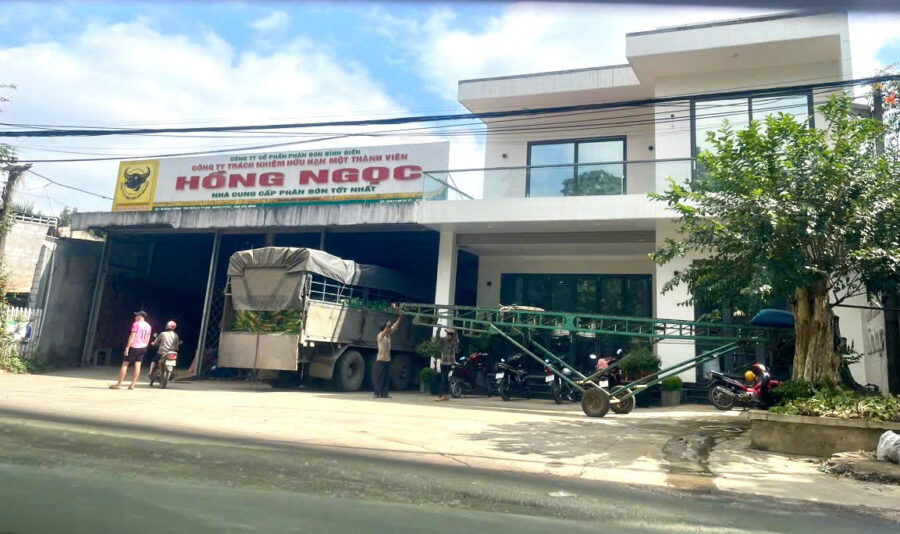 Công ty TNHH MTV Hồng Ngọc (thị trấn Ea T’ling, huyện Cư Jút), cũng là một trong những đại lý phân phối có số lượng phân bón giả trên 128 tấn. Ảnh: NG 2