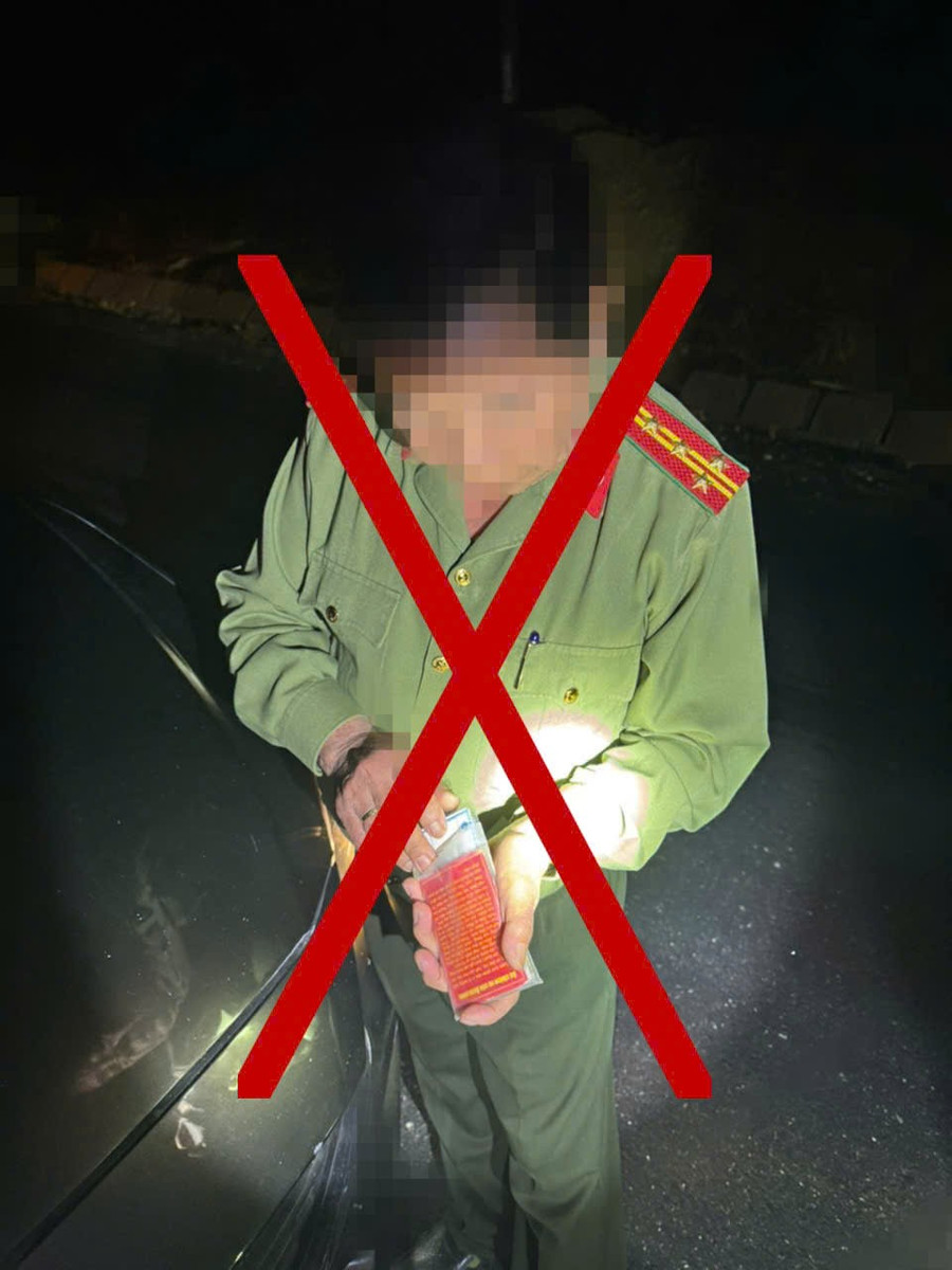 Ông D.T mặc trang phục giả danh Công an nhân dân. Ảnh: Long Hân 1.jpg