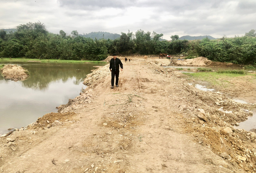 Ông Đặng Văn Dũng (buôn Chính Hòa, xã Ia Mláh, huyện Krông Pa) tự ý làm con đường đất rộng khoảng 4-5 m chắn ngang qua suối Ia Mláh. Ảnh: G.H ong-dung-tu-y-lam-con-duong-dat-rong-khoang-4-5m-chan-ngang-qua-con-suoi-ia-mlah.jpg