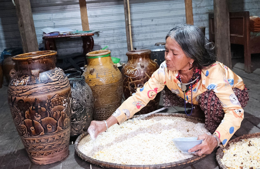 Bà Đinh Thị Blung (làng Pyang, thị trấn Kông Chro) làm rượu cần chuẩn bị đón Tết cổ truyền và lễ sơmă kơcham của đồng bào Bahnar. Ảnh: M.C lang-bahnar-chuan-bi-don-tet-bg.jpg