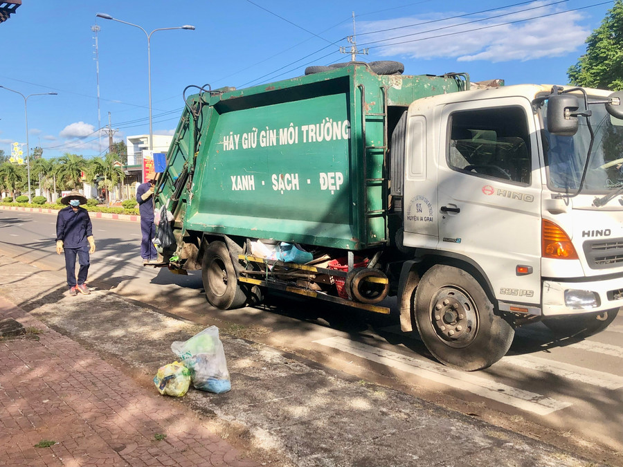 Công nhân Công ty cổ phần Công trình đô thị Gia Lai tổ chức thu gom rác trên địa bàn TP. Pleiku. Ảnh: L.N Công nhân Công ty cổ phần Công trình đô thị Gia Lai tổ chức thu gom rác trên địa bàn TP. Pleiku. Ảnh: L.N