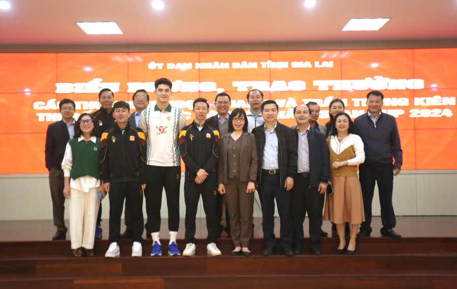 UBND tỉnh tổ chức lễ biểu dương, trao thưởng các cầu thủ của HAGL. Ảnh: Văn Ngọc ubnd-tinh-da-to-chuc-le-bieu-duong-trao-thuong-voi-cac-cau-thu-cua-hagl-anh-van-ngoc.jpg