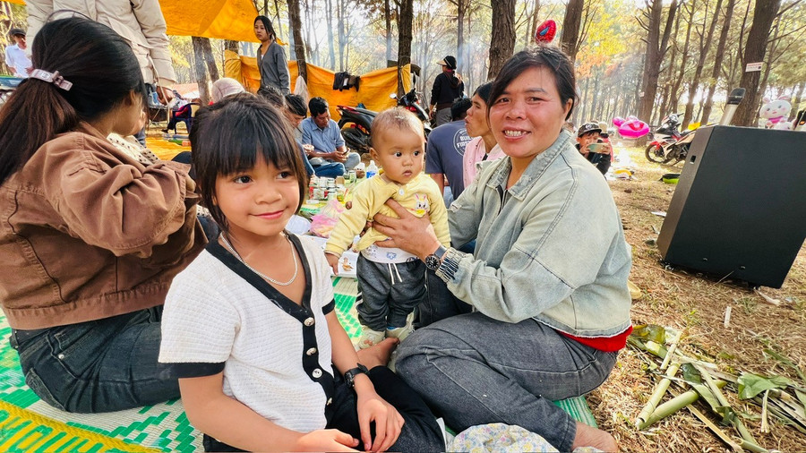 Mẹ con chị Rơ Mah H’Pyun làng Breng II (xã Ia Dêr) cùng anh em họ hàng du xuân ở đồi thông. Ảnh: Đinh Yến z6277102400910-99edf7c9242a6f5b81bfe1b329e455d5.jpg